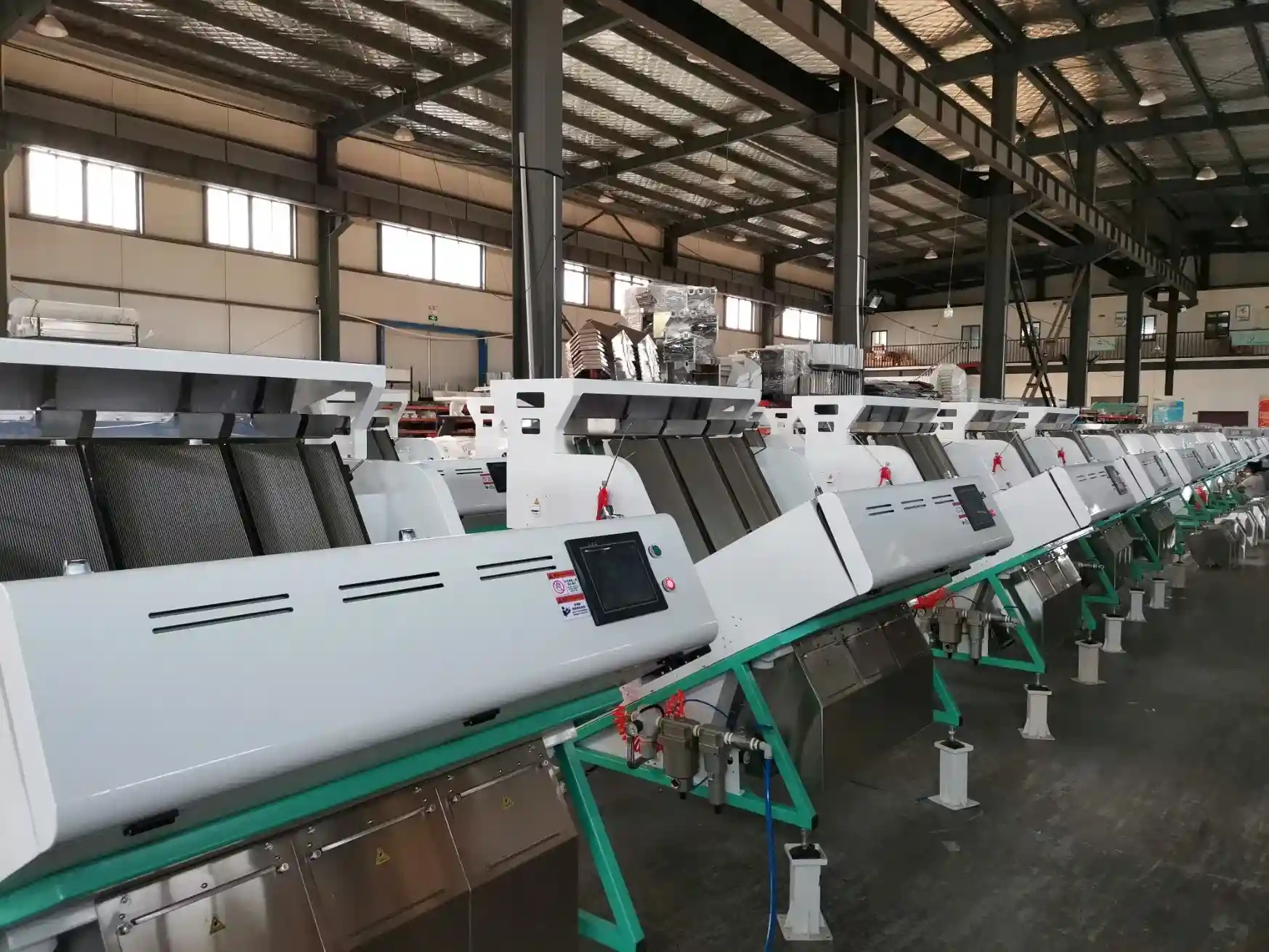 Scalable feed silo production capacity